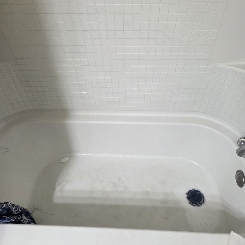 Sparkling, scrubbed bathtubs — before cleaning